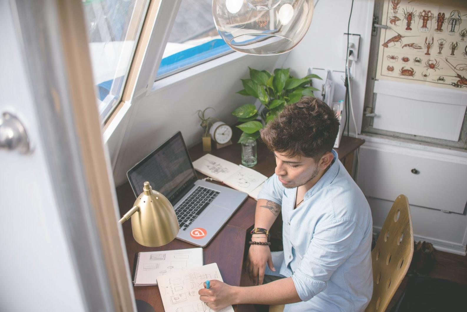 Persönliche Beratung im modernen Büro mit Blick auf Unternehmensplanung