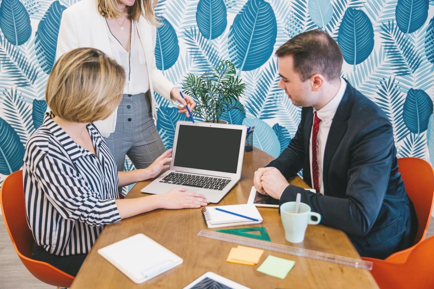 Startup-Gründer bei der Vorbereitung ihrer Investorenpräsentation