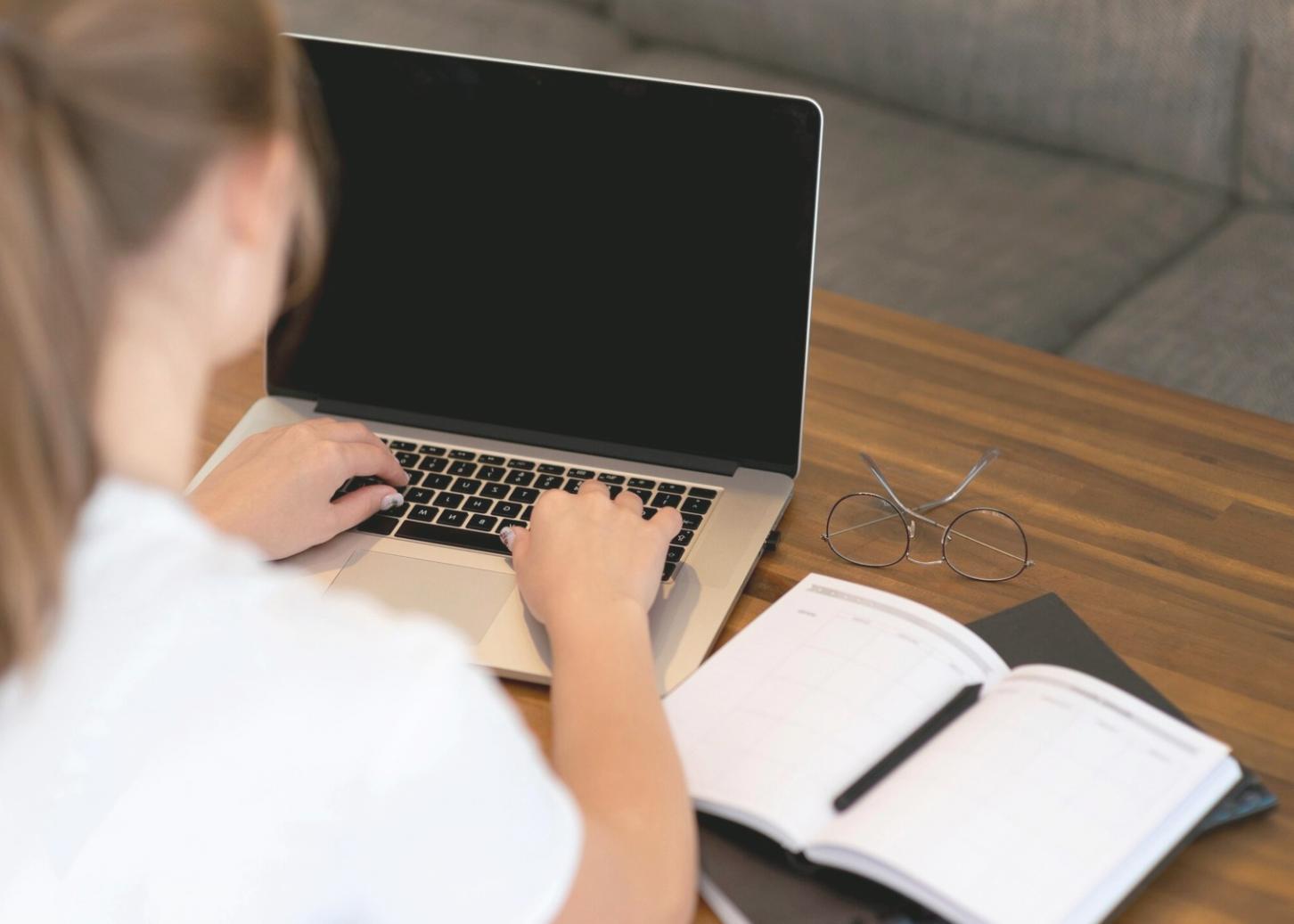 Arbeitsplatz mit Finanzierungsdokumenten und Laptop