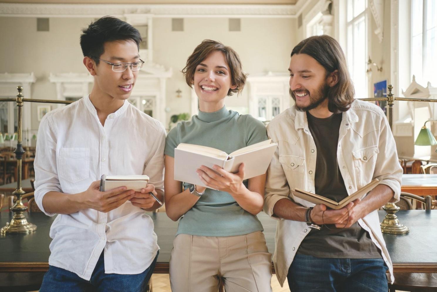Teilnehmer bei der Arbeit an Finanzierungsmodellen in einem modernen Schulungsraum